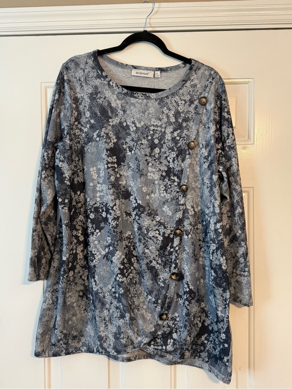Avenue Gray Marbled Floral Tunic Top